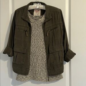Army Green Zip front Utility Jacket Sz M
Lightweight Cargo cropped. Layering EUC